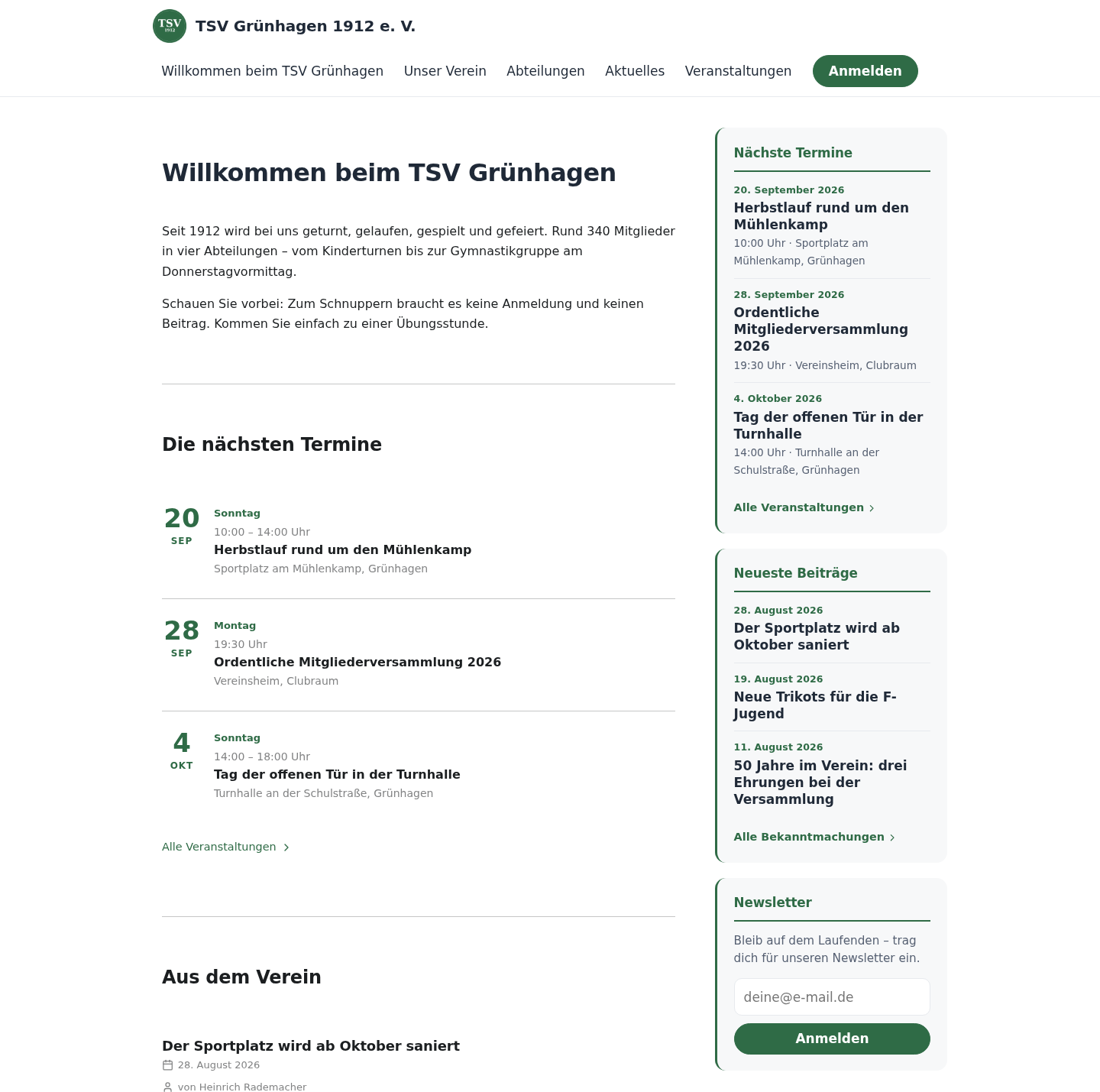 Die öffentliche Seite eines Vereins: oben das Vereinslogo, der Vereinsname und ein Menü mit Willkommen, Unser Verein, Abteilungen, Aktuelles und Veranstaltungen, rechts der Anmelden-Knopf in der Vereinsfarbe. Darunter der Begrüßungstext des Vereins und die nächsten drei Termine mit Datum, Uhrzeit und Ort; darunter beginnt der Abschnitt „Aus dem Verein". In der rechten Spalte stehen „Nächste Termine", „Neueste Beiträge" und ein Feld zur Newsletter-Anmeldung.